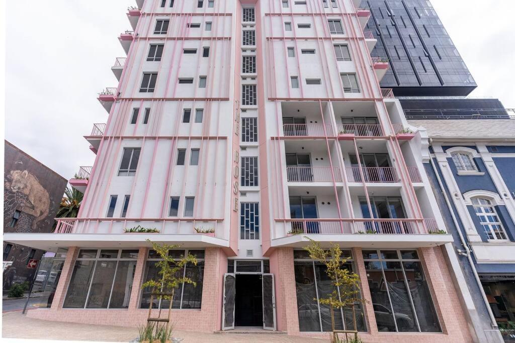 The Rose 701: Floor Aprt With Balcony Apartment *
