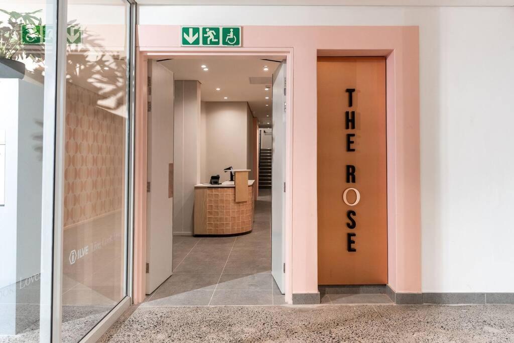 The Rose 701: Floor Aprt With Balcony Apartment