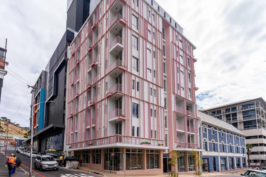 The Rose 701: Floor Aprt With Balcony Apartment *