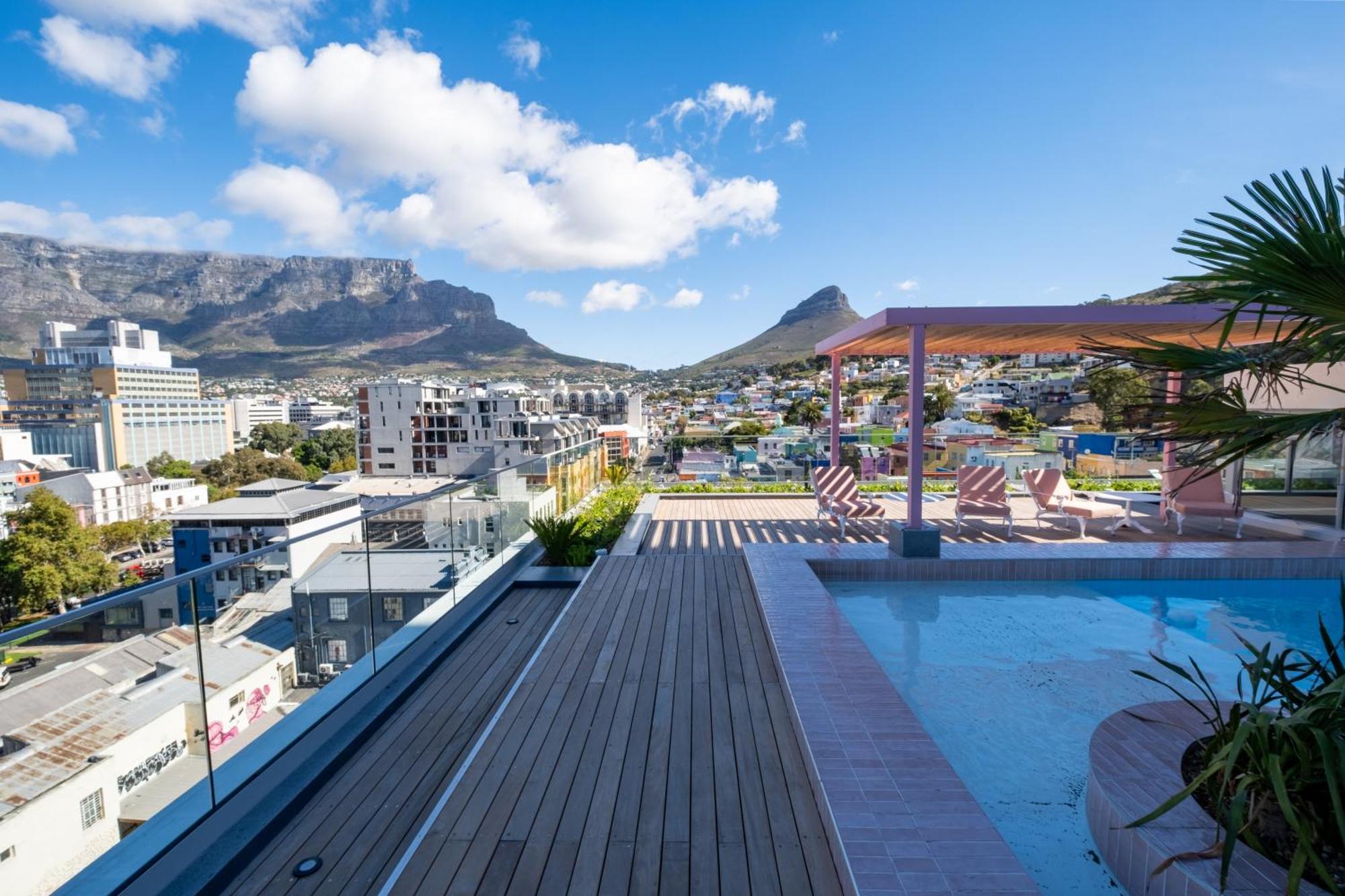 The Rose 701: Floor Aprt With Balcony Apartment *