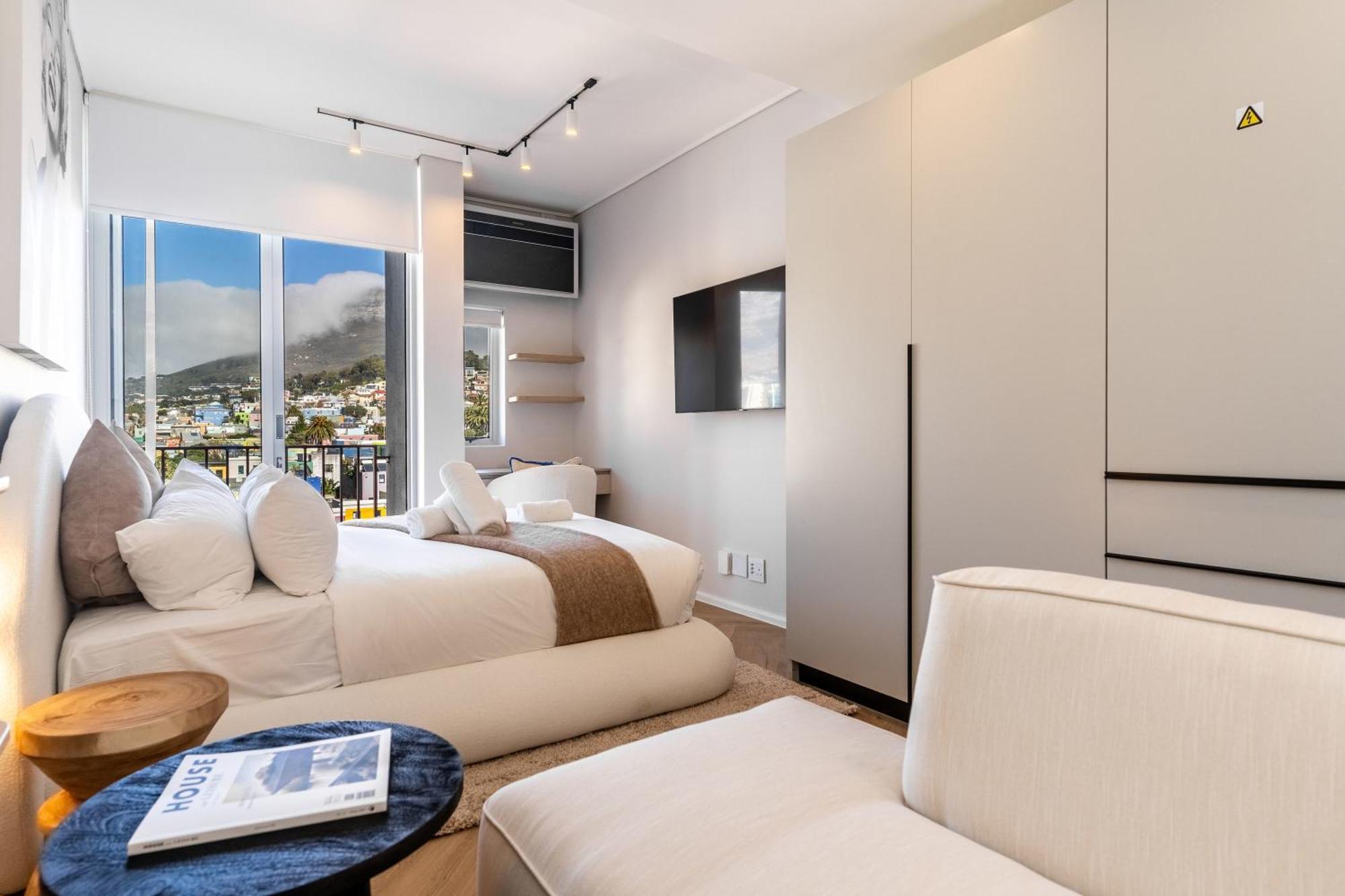 The Rose 701: Floor Aprt With Balcony Apartment