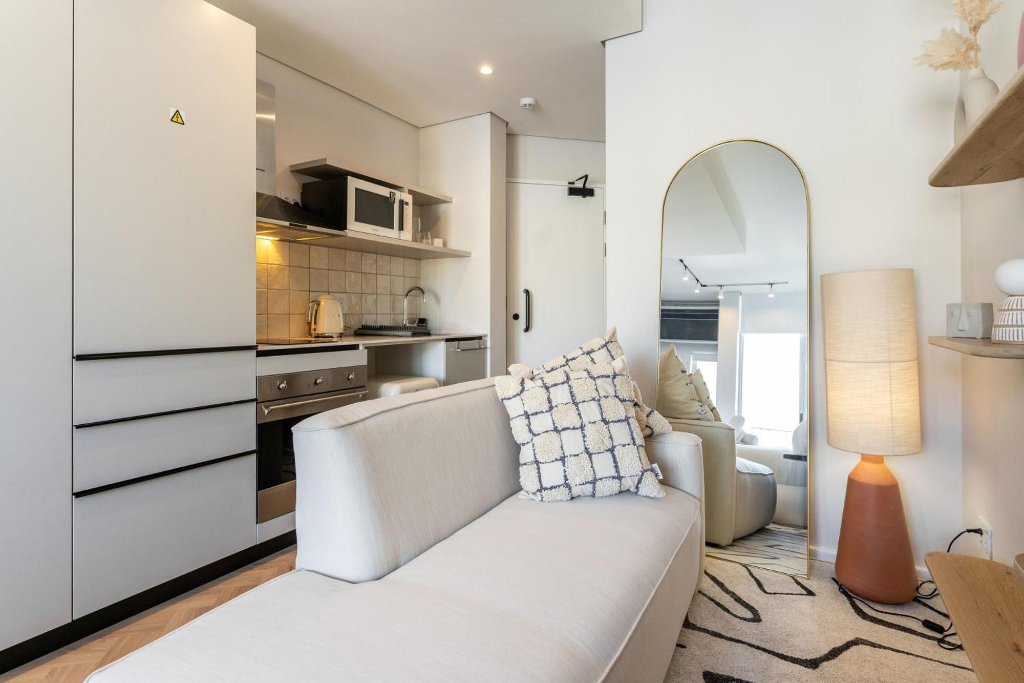 The Rose 701: Floor Aprt With Balcony Apartment *