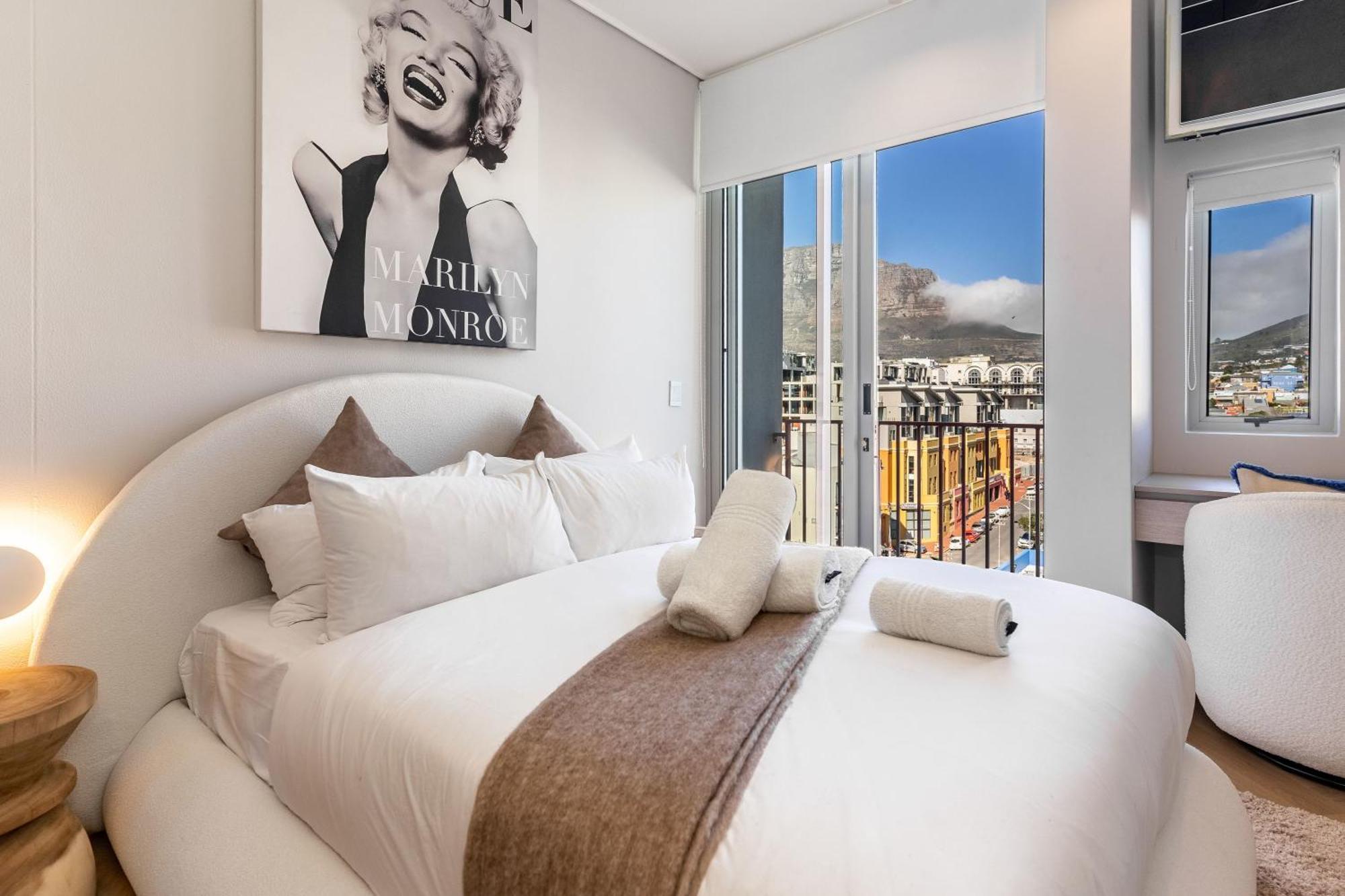 The Rose 701: Floor Aprt With Balcony *